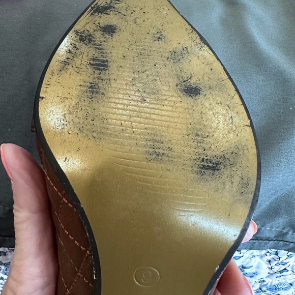 Annebelle Brown Soft Quilted Pumps Gold Emblem On Toe 3.5 Inch Heel S 9 - Picture 13 of 16